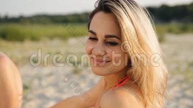 <strong>炎炎夏日</strong>沙滩上金发女郎的肖像